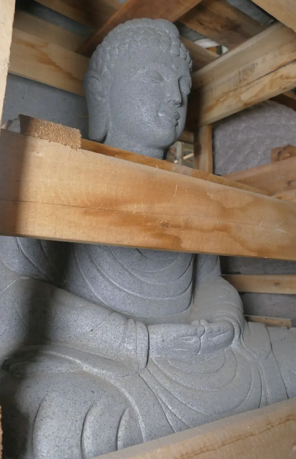  Product image 6 of the product “Seated Buddha made of high value riverstone with the hand gesture “meditation”, height 74cm. Stonemason’s work ”